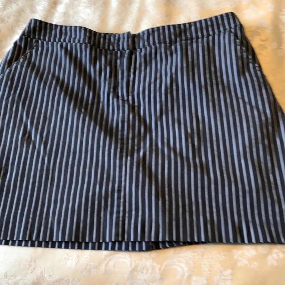 IZOD WOMENS GOLF SIZE 6 SKORT NAVY GREY STRIPES STRETCHY BEACH WEAR -# 090